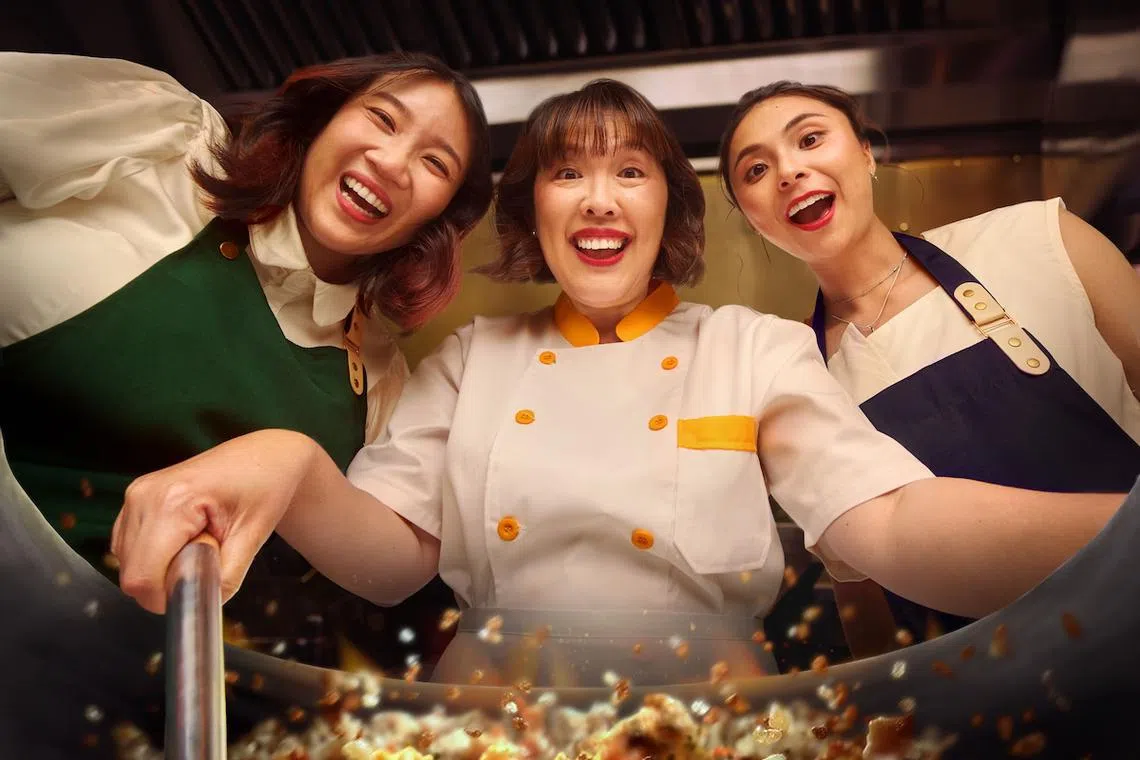 新加坡专业剧场的饮食剧场《炒饭天堂》，将新加坡音乐人李迪文的经典同名歌曲搬到现实。（新加坡专业剧场提供）