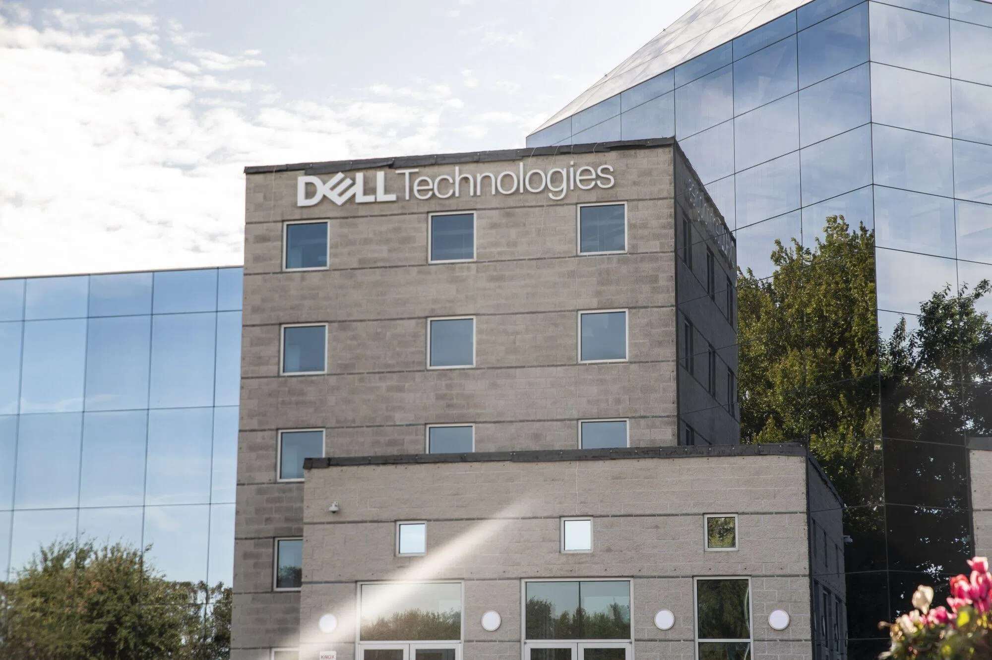 戴尔高管们说：“鉴于我们业务顺风顺水”，预计截至于2025年1月底的新财年营业额将恢复增长。（彭博社）