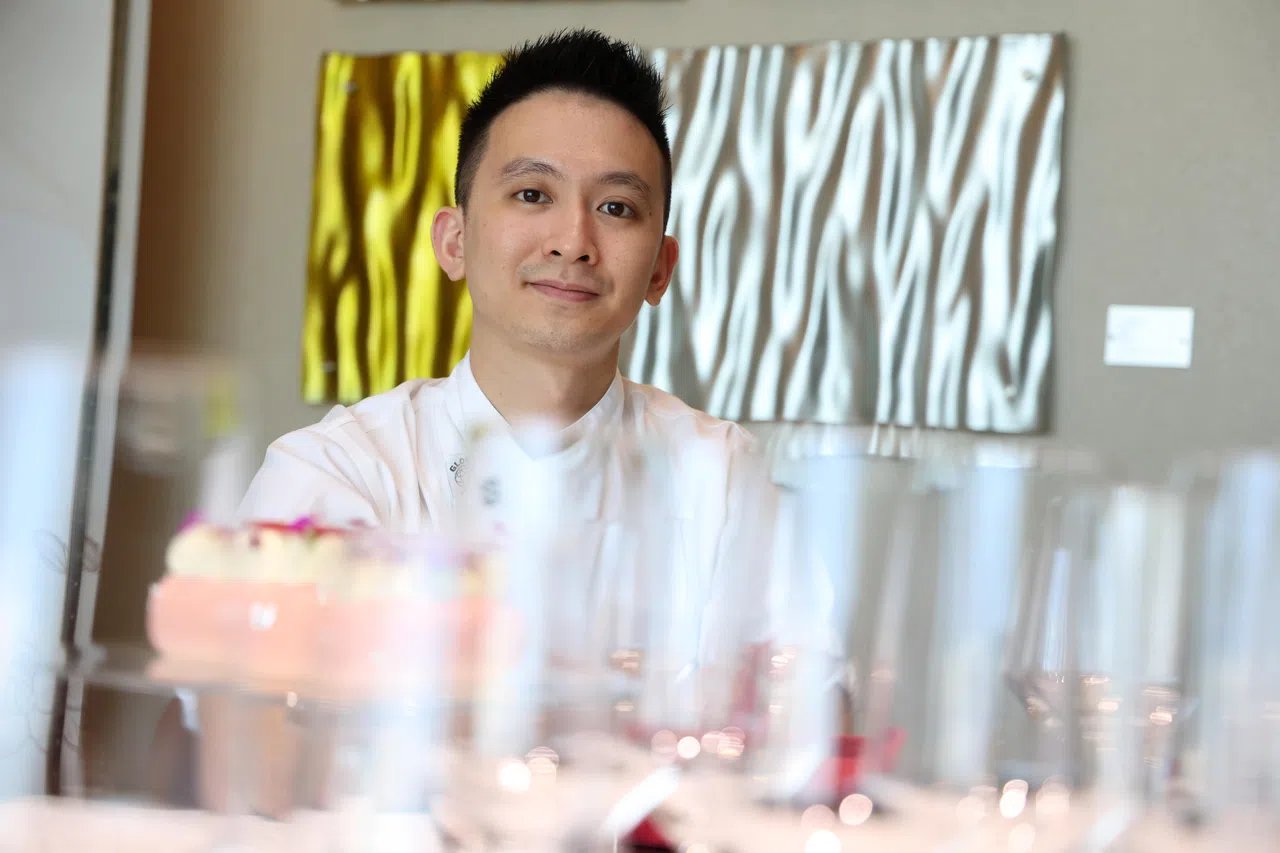华乐酒店的甜点总厨黄百滈喜欢经典口味的蛋糕与甜点。（梁麒麟摄）