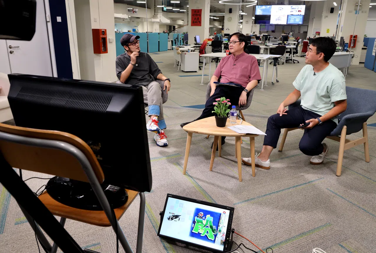 《联合早报》“字述一年2021”于12月15日通过直播节目揭晓投选结果，“盼”字当选年度汉字。新闻中心高级记者兼主持人刘永健（右），“字述一年”筹委会主席陈可扬（中）以及本地著名涂鸦艺术画家ANTZ（左）在节目中谈论当选汉字，以及绘画的过程与心得。（周国威摄）