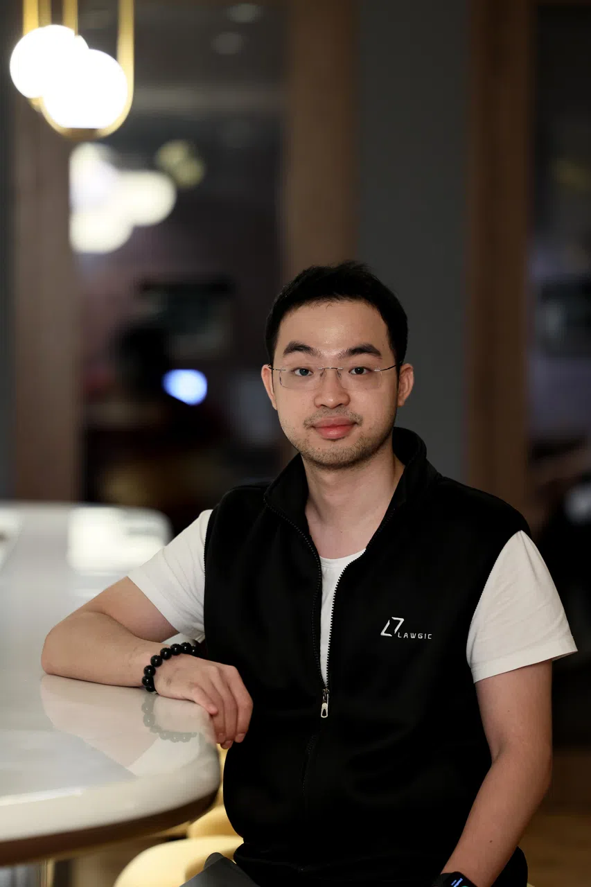 叶贤明在服兵役期间自修法律本科，为今后创建法律人工智能技术公司奠定了专业基础。（龙国雄摄）