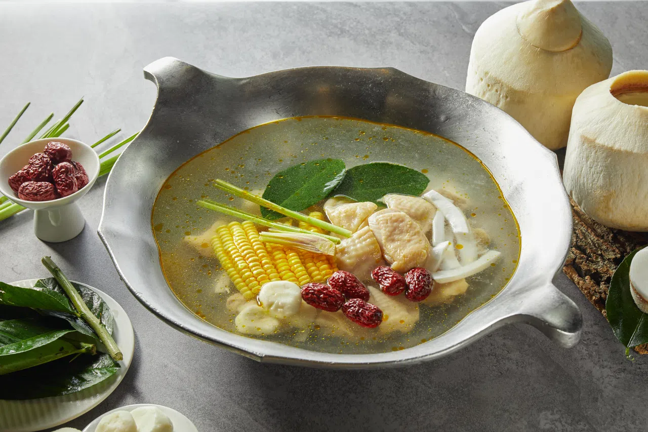 椰子鸡汤选用滑嫩鲜甜的鸡肉，加入椰子水、椰肉、柠檬叶、珍珠马蹄等熬制，具有淡淡的椰子清香。（餐馆提供）