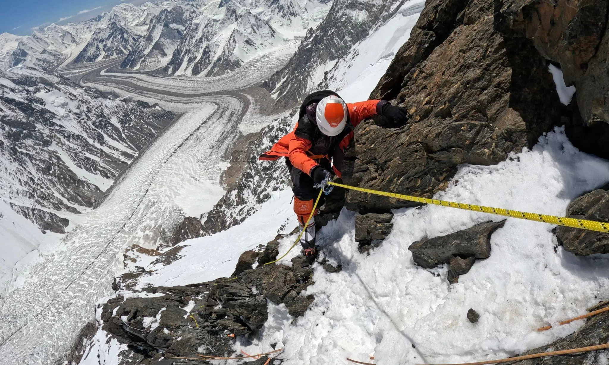 曾小耘认为，登山过程中所获得的经验和知识，不是日常活动或课本可赋予的，每当她走入深山总会感觉“充满生命力”。图为她去年利用绳索攀登K2的悬崖峭壁时所摄。（受访者提供）