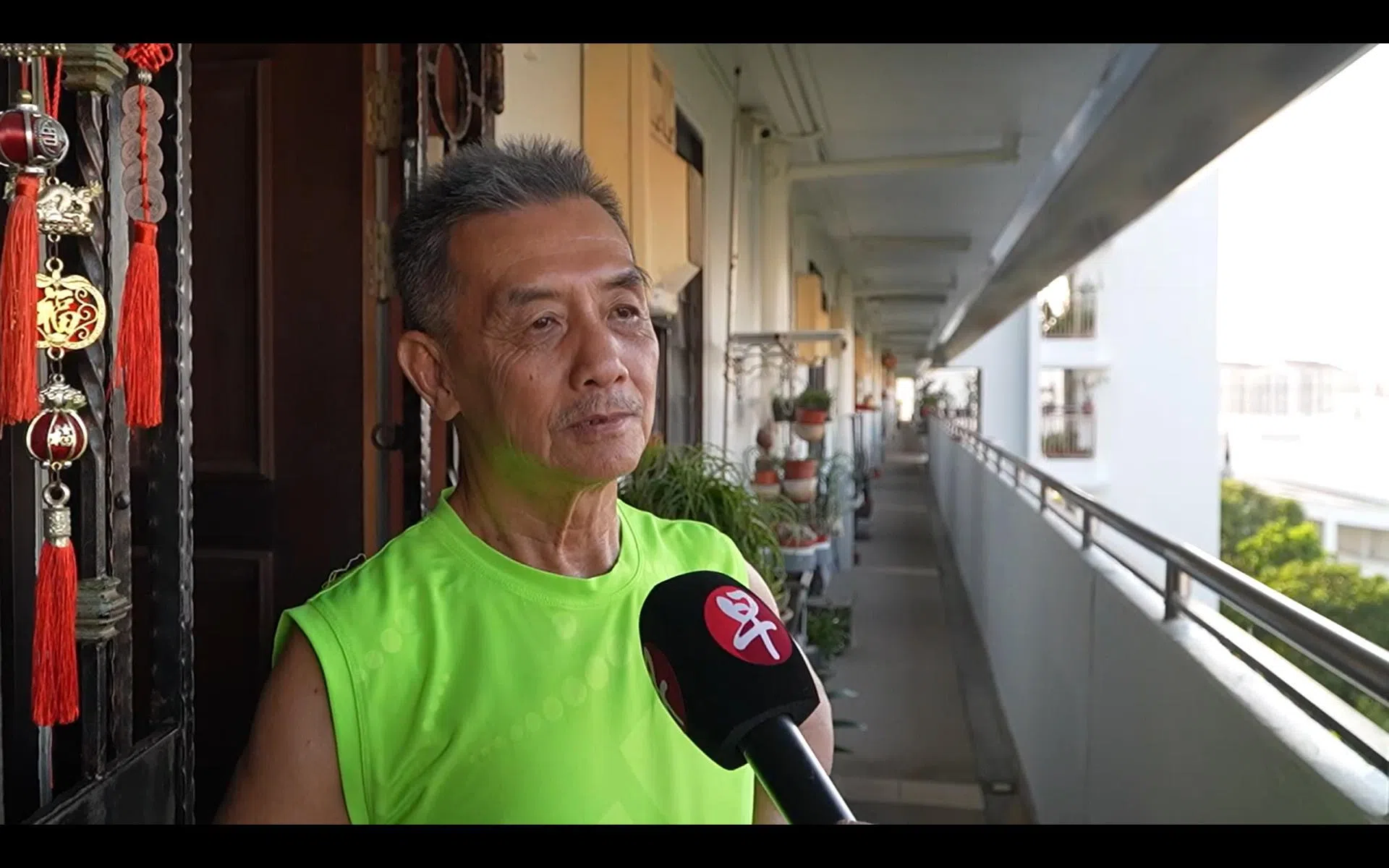 红山居民林健基（66岁）已退休，他担心若获得的赔偿不足以购买一间新组屋，没有收入的他无法额外出钱供屋。（视频截图）