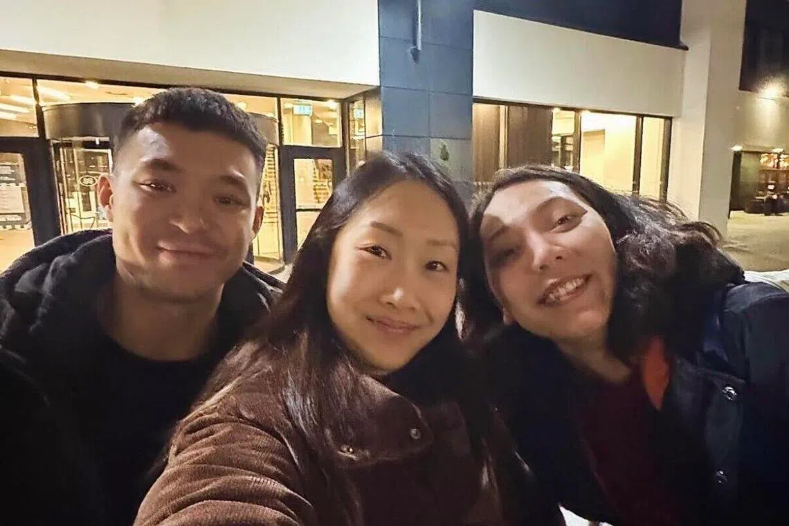 陈薇涵在赛前和丈夫许永凯及格洛丽亚合影，支持这对搭档的全英赛首秀。（取自陈薇涵Instagram）