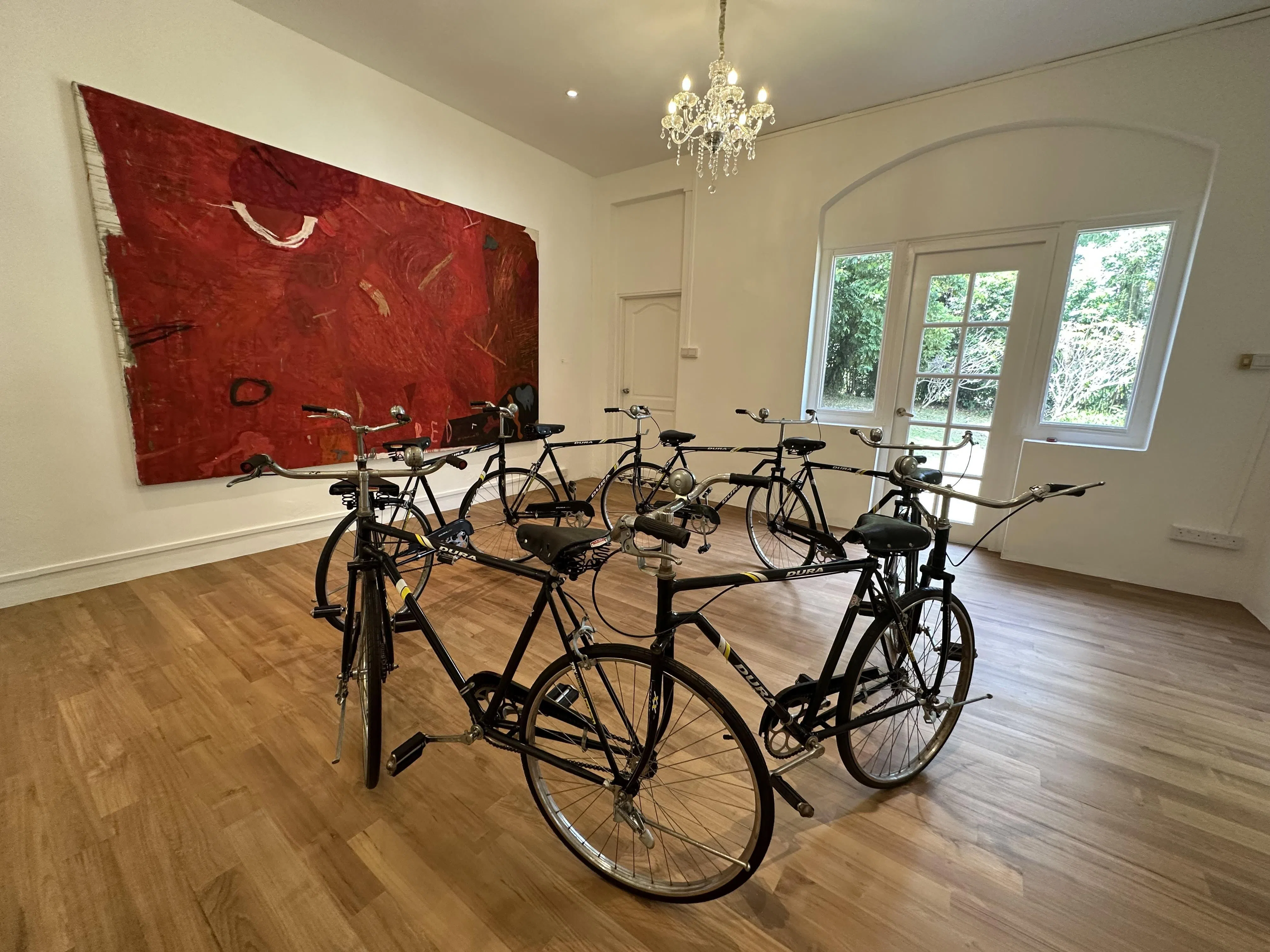 在黑白屋，陈赛华灌的脚踏车装置“Going Somewhere 01”与米连柯·帕瓦奇的油画《红》并置。（黄向京摄）