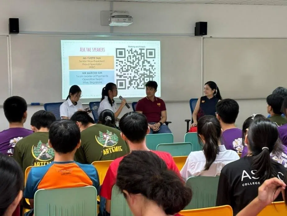 学生协调员主持座谈会并与嘉宾进行互动。  （安德逊实龙岗初院提供）