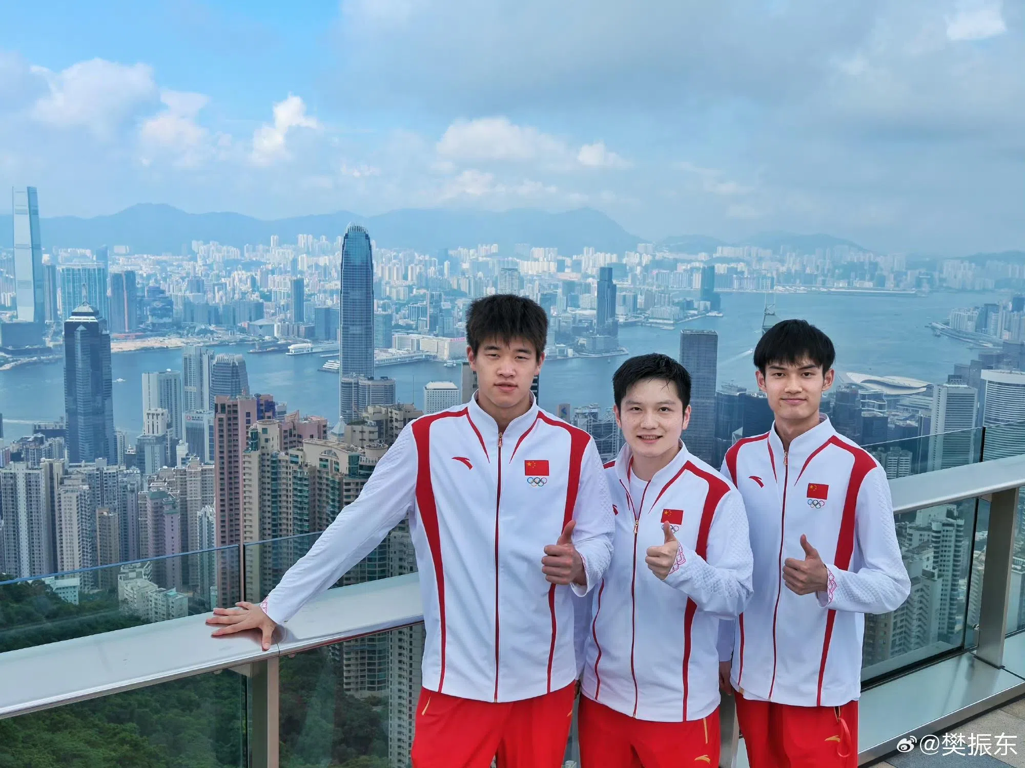 泳手潘展乐（左起）、乒乓球选手樊振东和射击选手盛李豪因巴黎奥运会成为好友。（取自樊振东微博）
