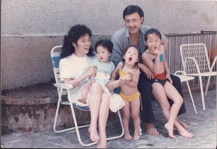 余天与李亚萍一家五口旧照。（取自余祥铨脸书）