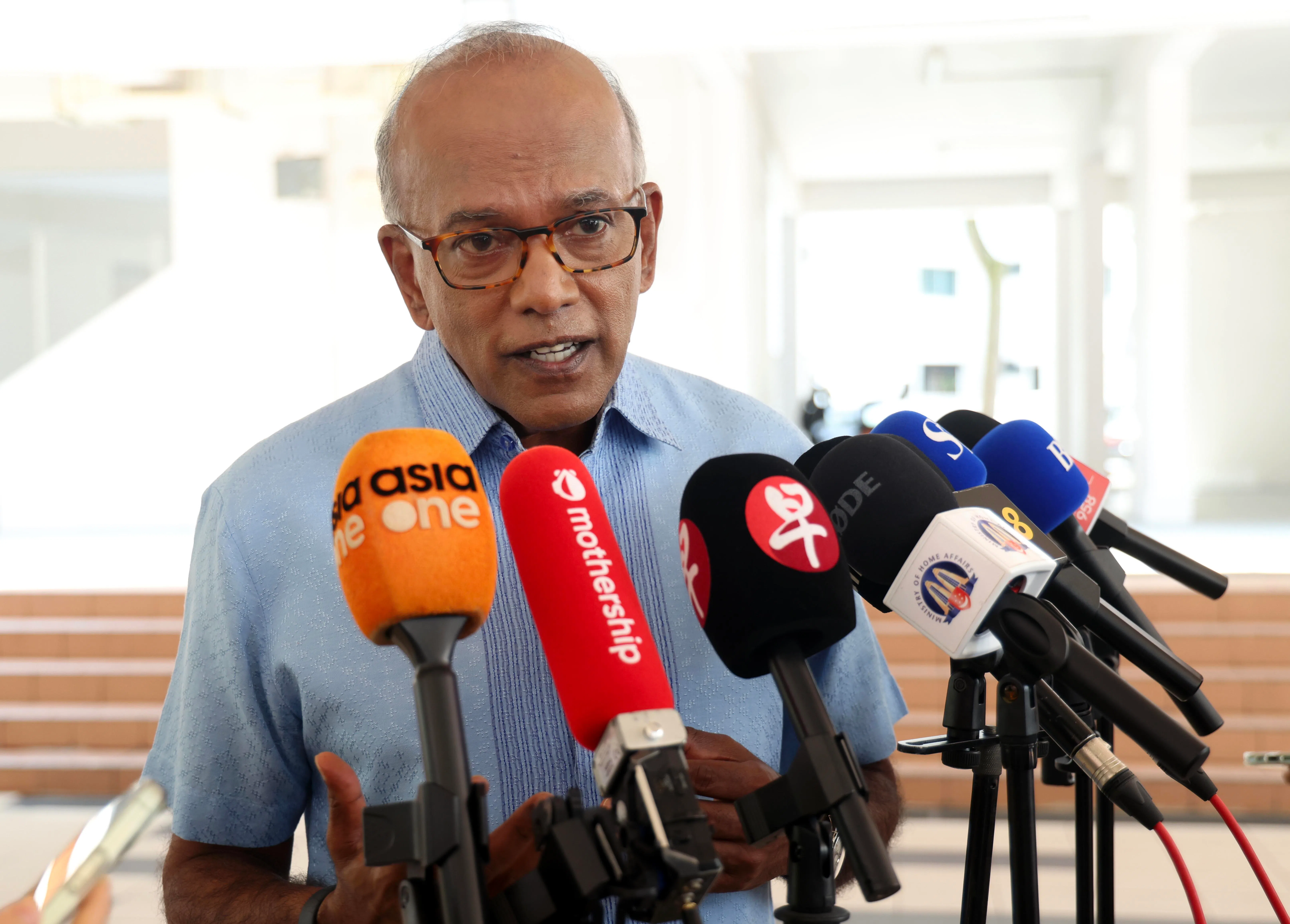 尚穆根4月4日接受媒体访问时，说明国内危机部长委员会的职责范围。（联合早报）