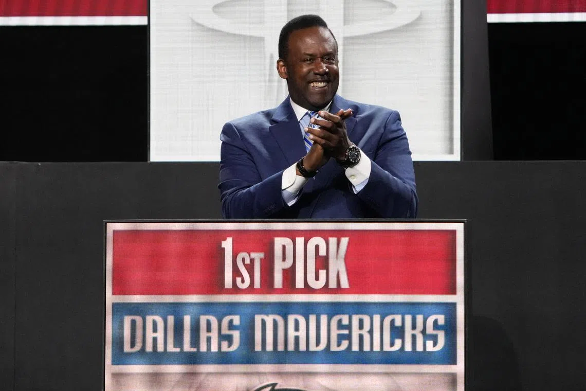 小牛名宿布雷克曼（图）代表球队抽中状元签。小牛下赛季有机会组成欧文、戴维斯和弗拉格的“三状元”组合。（路透社）