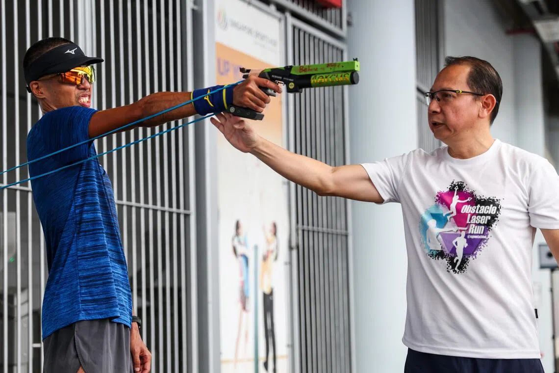 现年56岁的跑步教练兼运动治疗师岑国权（右）是王明伟（左）的教练。（白艳琳摄）