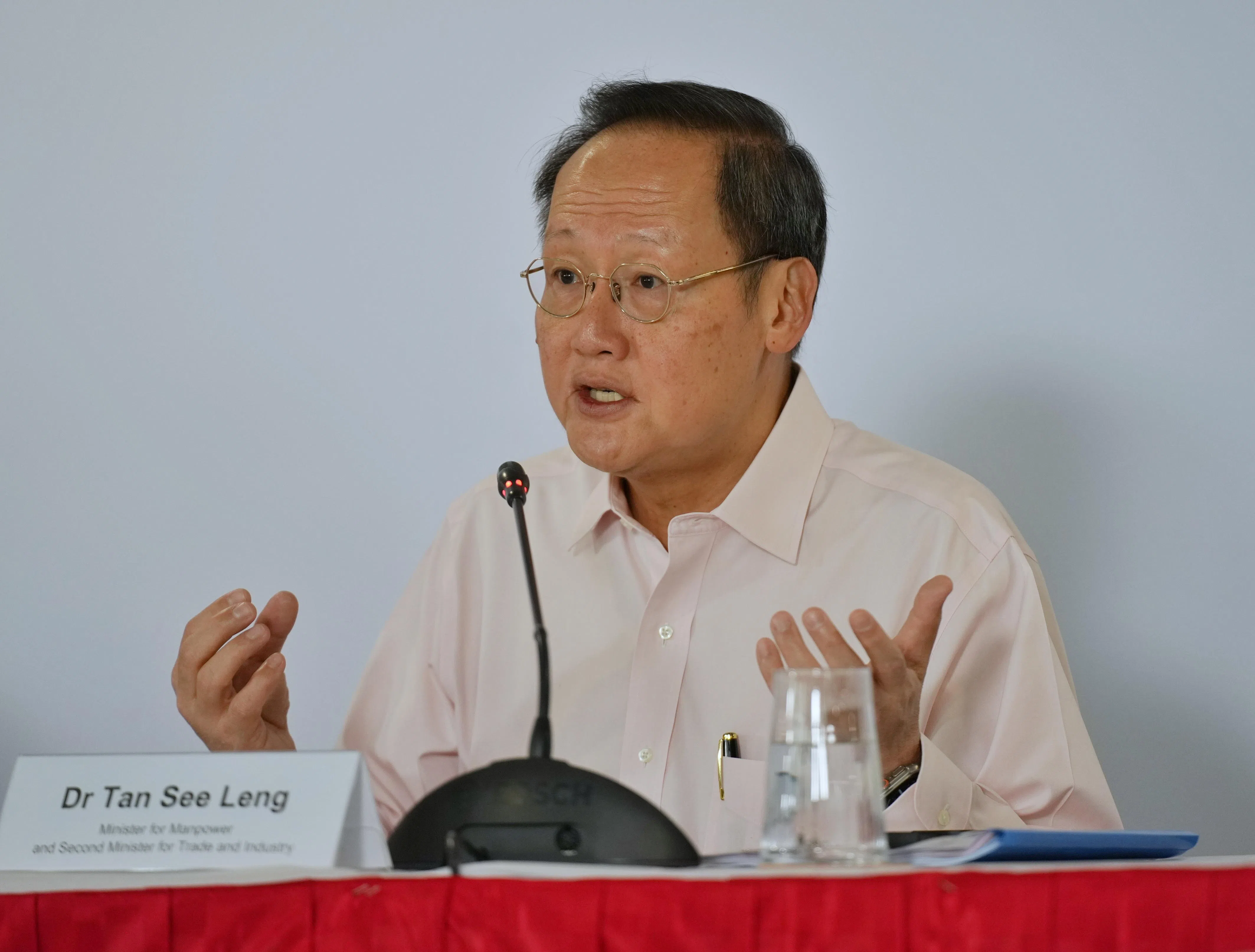 人力部长兼贸工部第二部长陈诗龙医生：所谓好工作的概念，不应该仅限于白领工作，那些使用手艺和才能，专业地为人们服务，如营养师和水电工，应基于他们的技能，得到认可和获得合理的报酬。（谢智扬摄）