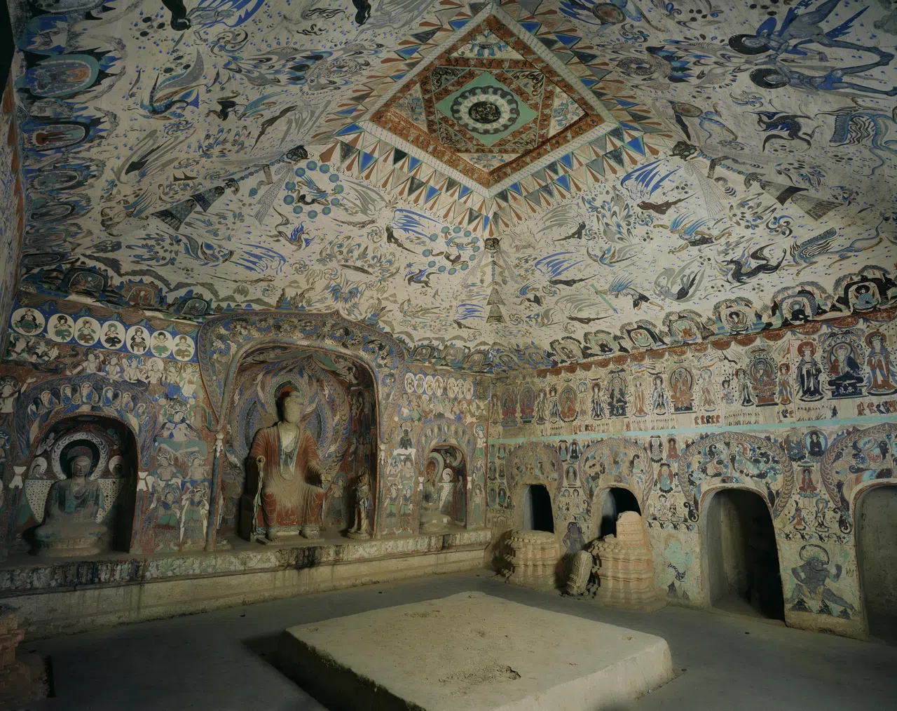 访客佩戴VR和AR设备，全景漫游莫高窟第285窟。（敦煌研究院提供）