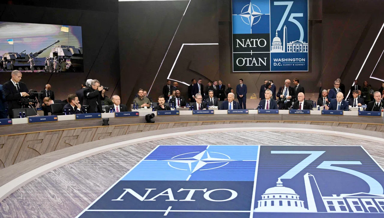 拜登频频出现口误，出席北约峰会的西方国家领导人纷纷为他辩解。图为7月11日，拜登（前排左五）与北约领袖开会的情况。（法新社）