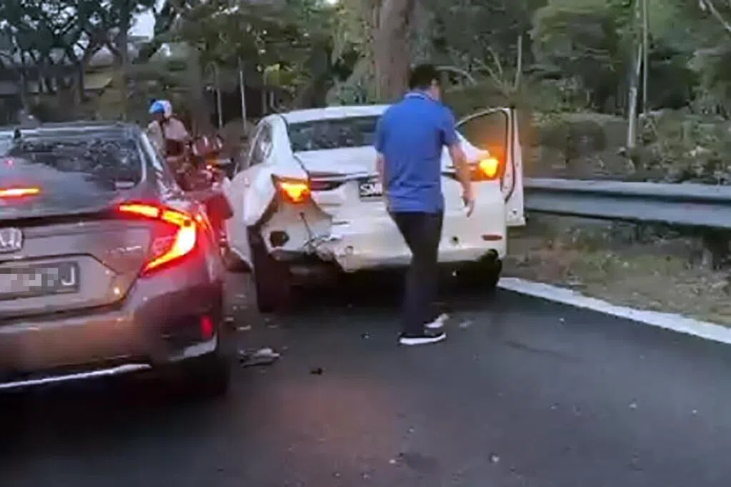 长周末关卡大塞车 汽车疑换道不及酿连环撞