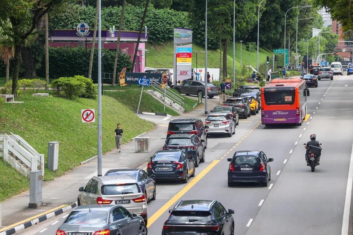 本地的Cnergy油站因为汽油零售价较其他油商便宜，近日吸引大量车辆前去添油。Cnergy在女皇道的油站外星期三排起长龙。公司在德明路一带的油站据了解也相当拥挤，以致居民向议员申诉。（吴先邦摄）