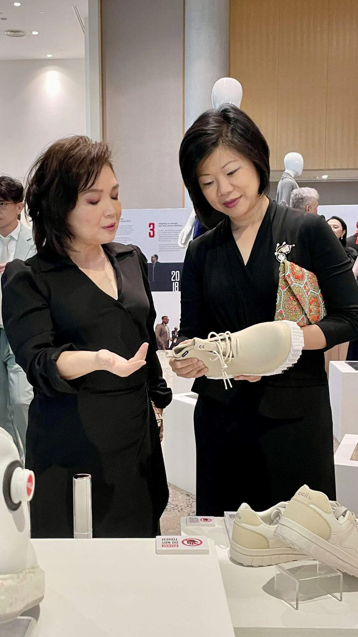 SG Mark得主CCILU副总裁张茗荔（左）向沈颖部长讲解品牌最新球鞋所用的材料全用再生塑料与咖啡渣制成。（林方伟摄）