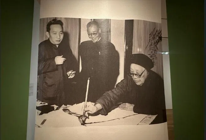 何香凝（坐者）与傅抱石（左起）、潘天寿共同创作过合作画。（黄向京摄）