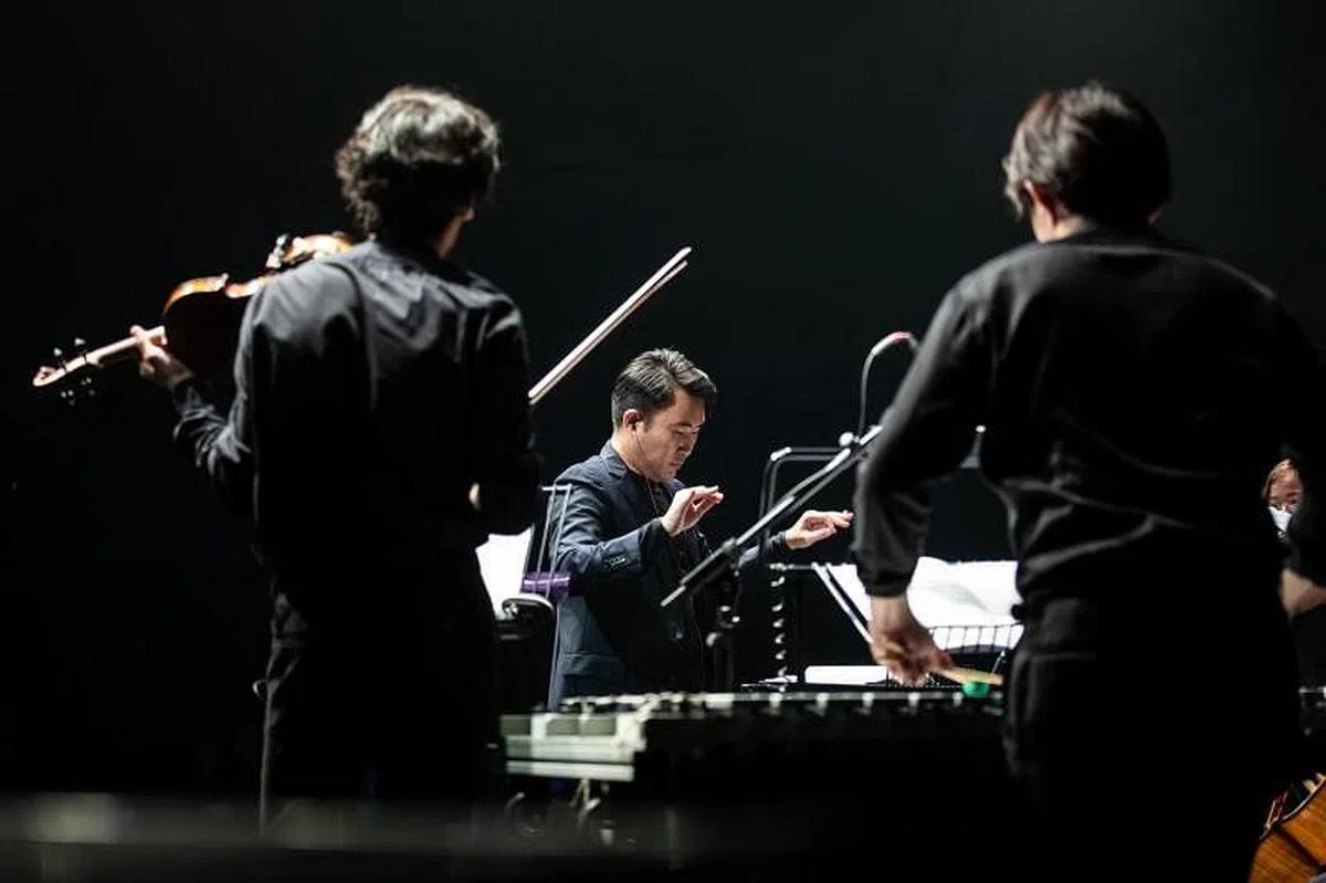 指挥家连汶华（中）目前在杨秀桃音乐学院任教，通过指挥高年级学生组成的乐团，重点讲授20世纪以来的现代音乐。（受访者提供）