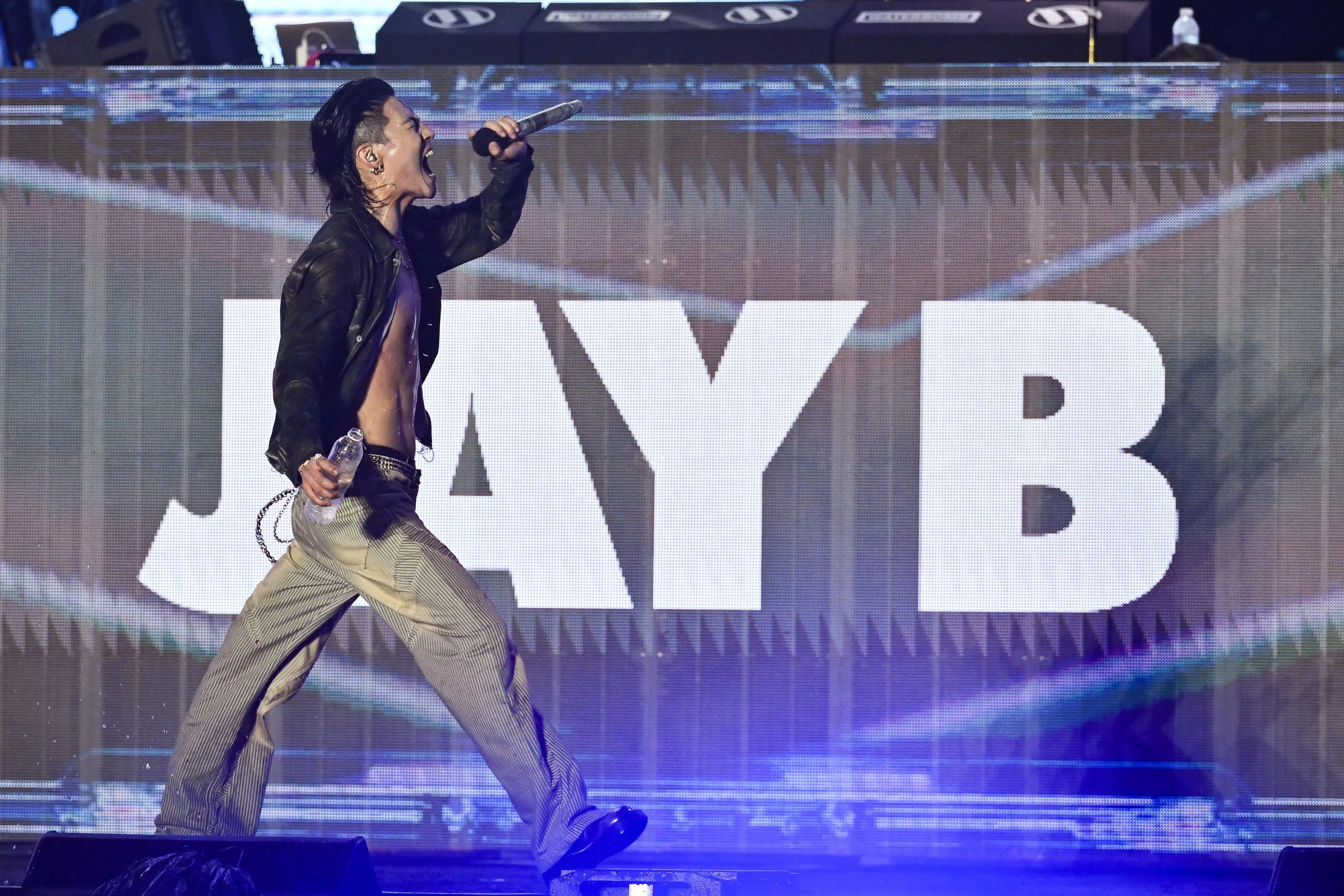 Jay B在8月底演出由Viu在新加坡举办的韩国水弹音乐节（Waterbomb Festival）。（海峡时报提供）