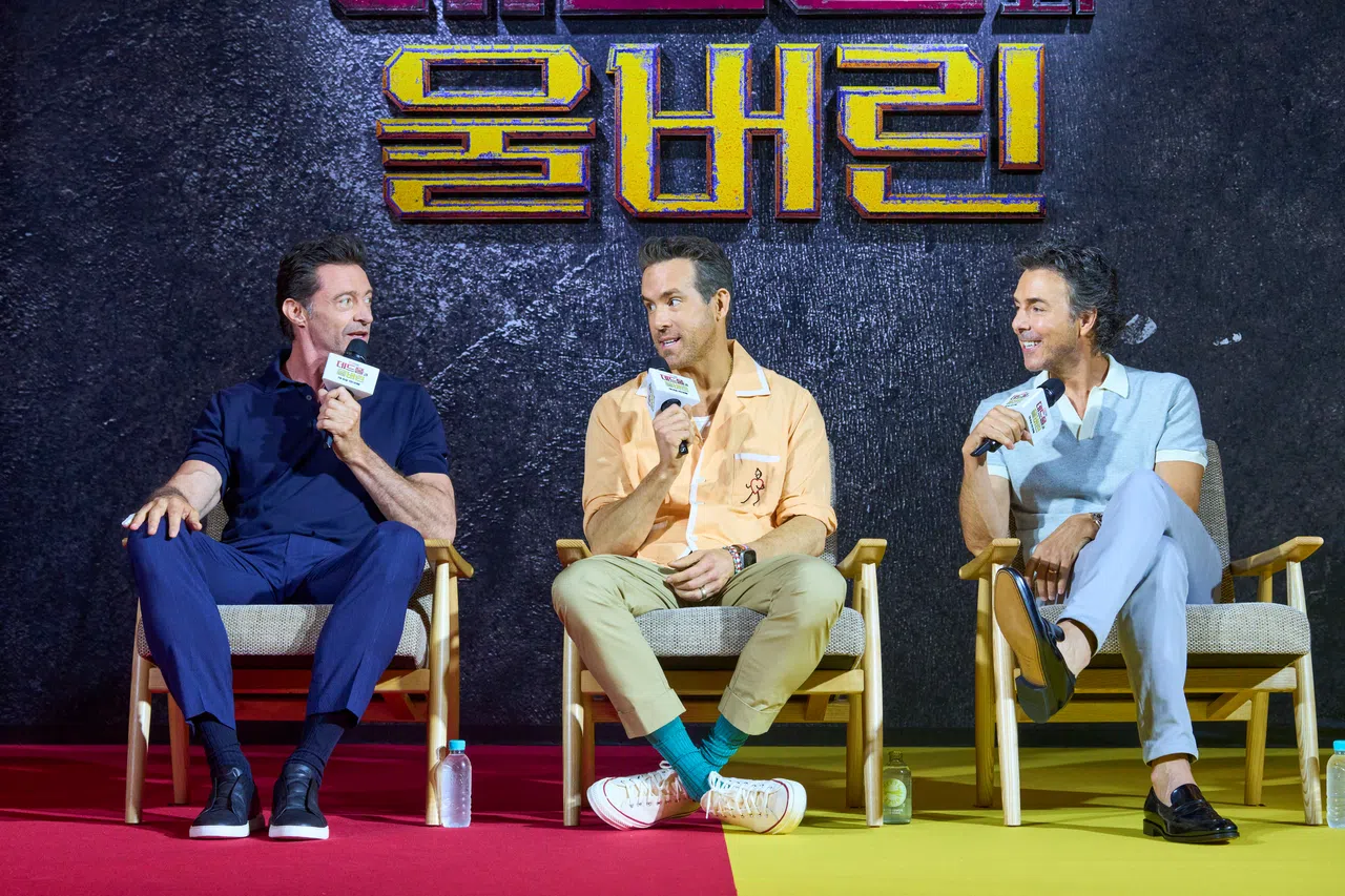 导演Levy（左起）、Reynolds和Jackman日前就到韩国首尔出席亚洲记者会。（迪士尼提供）