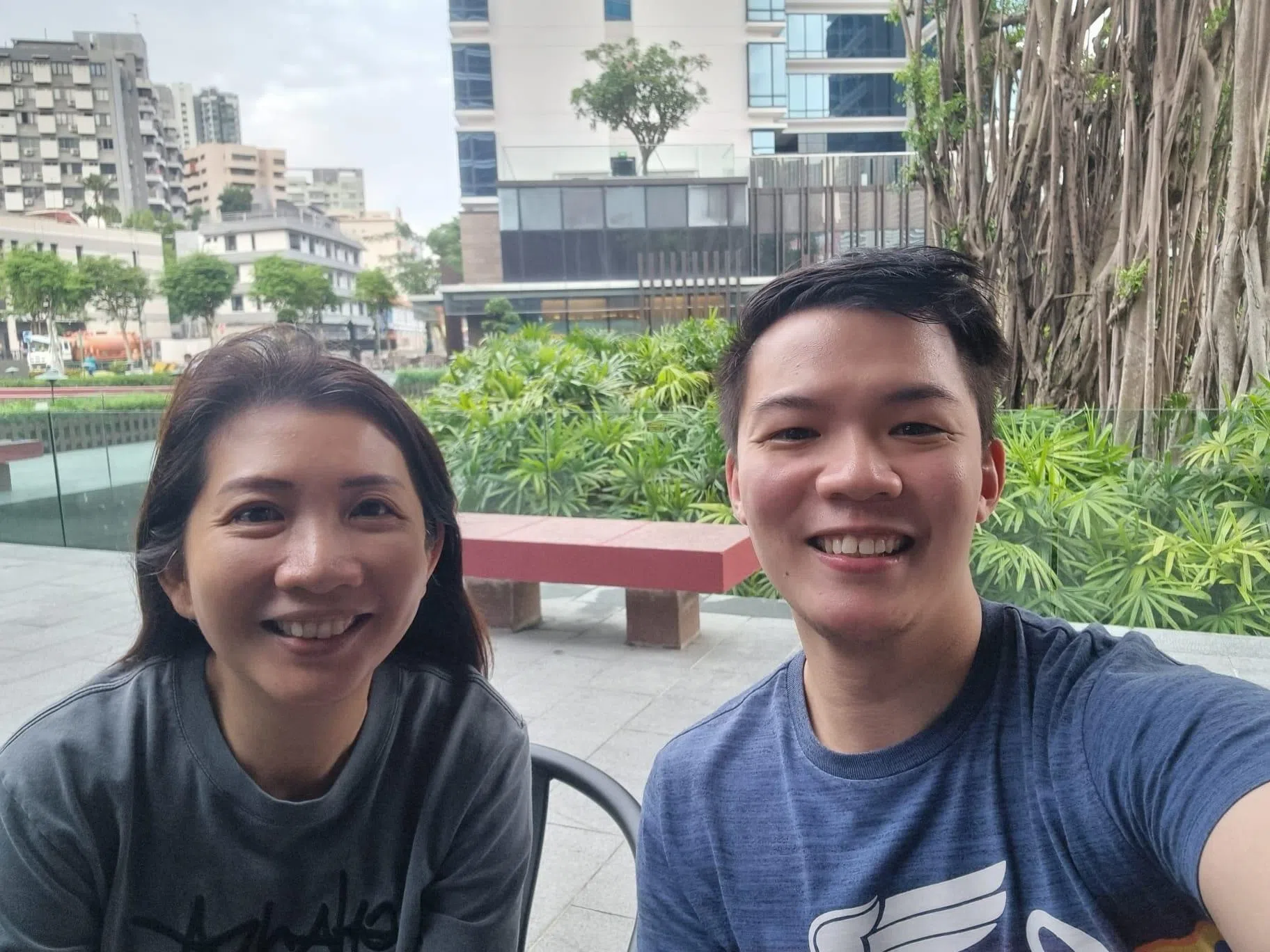毕业后，杨积岳（右）与初院数学教师洪伟美仍经常保持联系，遇到职业选择时也会向教师请教。（受访者提供）