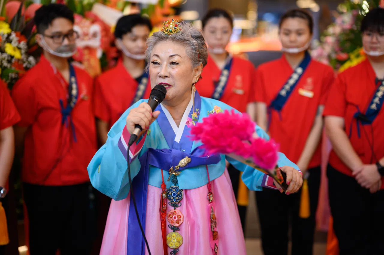 金银姬在烧烤店开幕式跳韩式舞蹈。（西塔老太太提供）