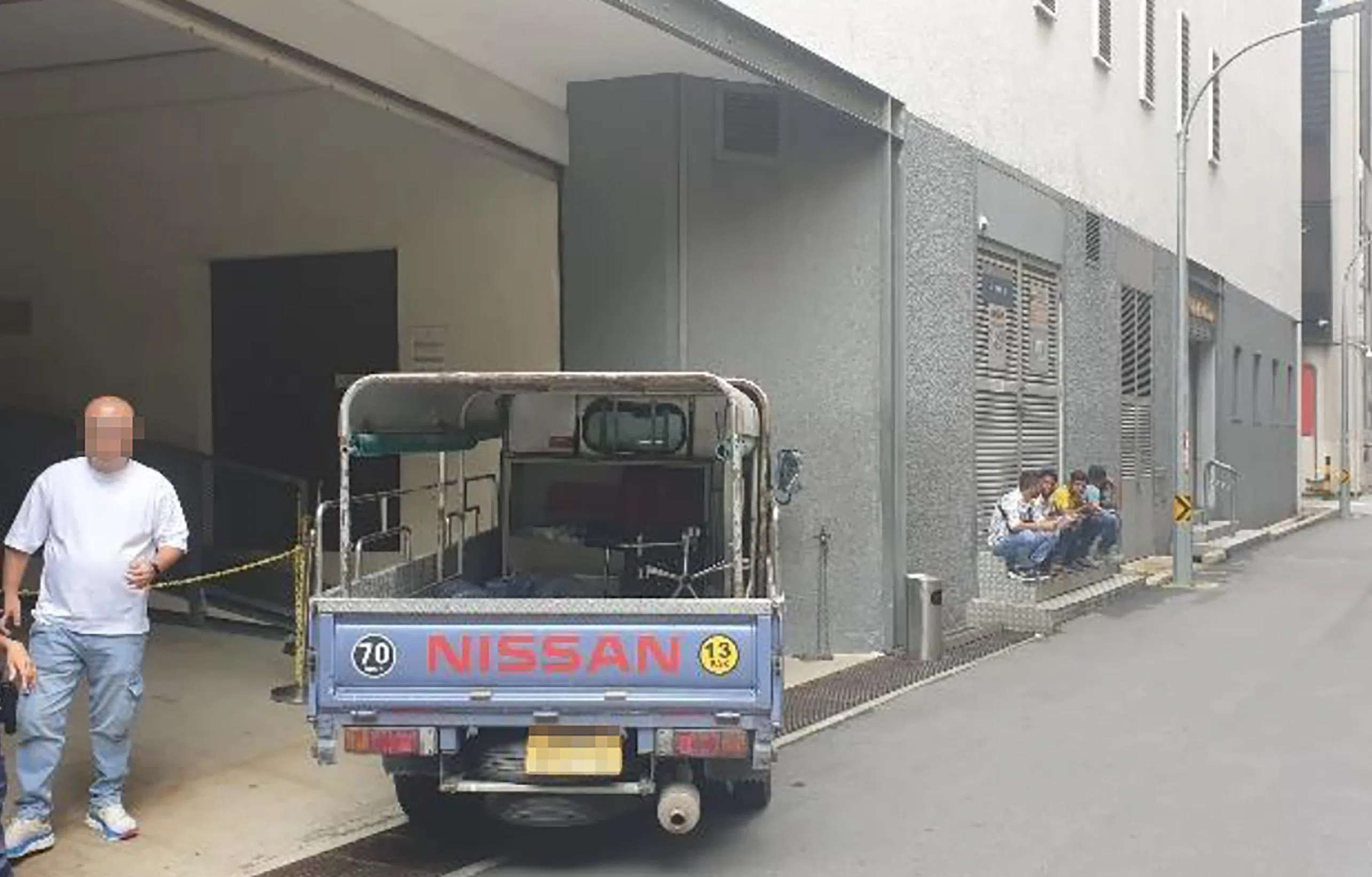 控方说，被告驾驶罗厘撞墙时，不少行人就在附近。他的鲁莽行为已经威胁到其他人的安全。（法庭文件）