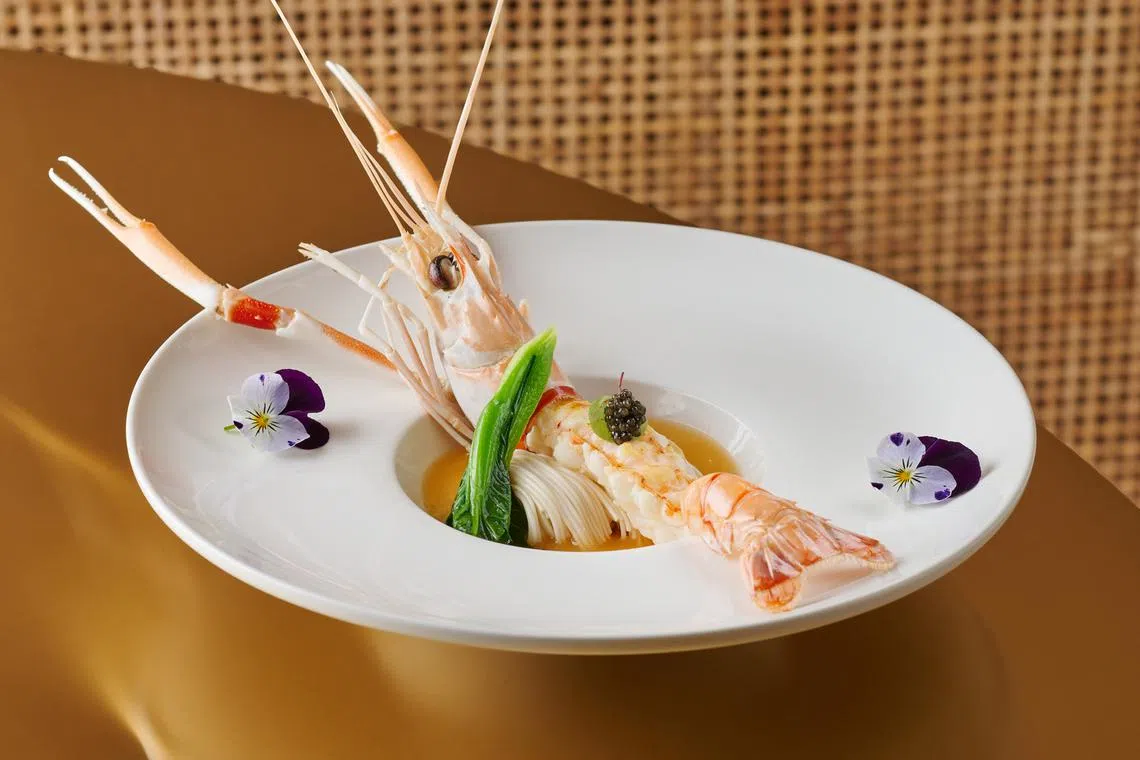 金汤螯虾蛋白蒸日本面线，底层是嫩滑的蒸蛋白。（餐馆提供）