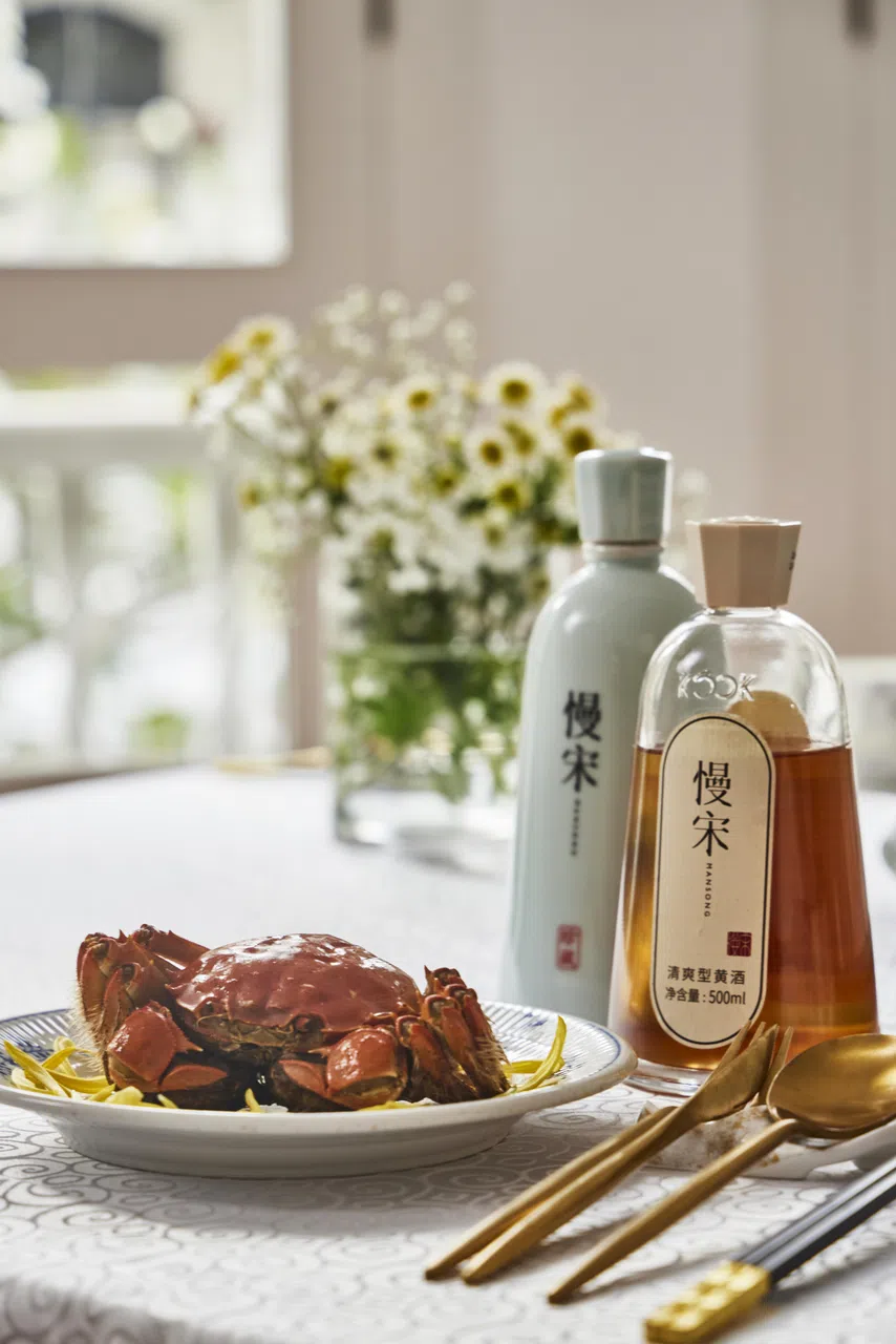 慢宋黄酒珍藏（左）和经典款，属于清爽类型。（嬿青私房菜提供）