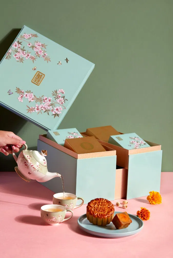 华厅的月饼礼盒也可搭配限量精美茶具。（餐馆提供）