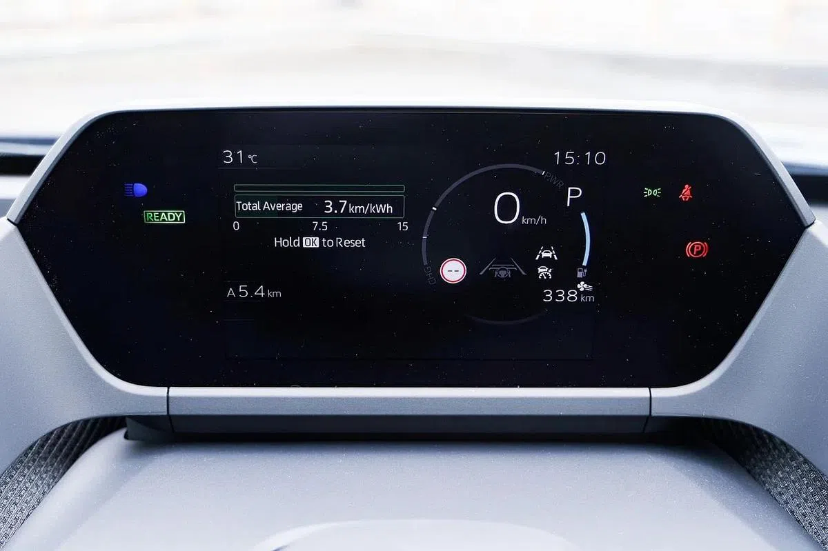 方向盘后方的7英寸全液晶仪表，能显示各种行车数据。（白艳琳摄）