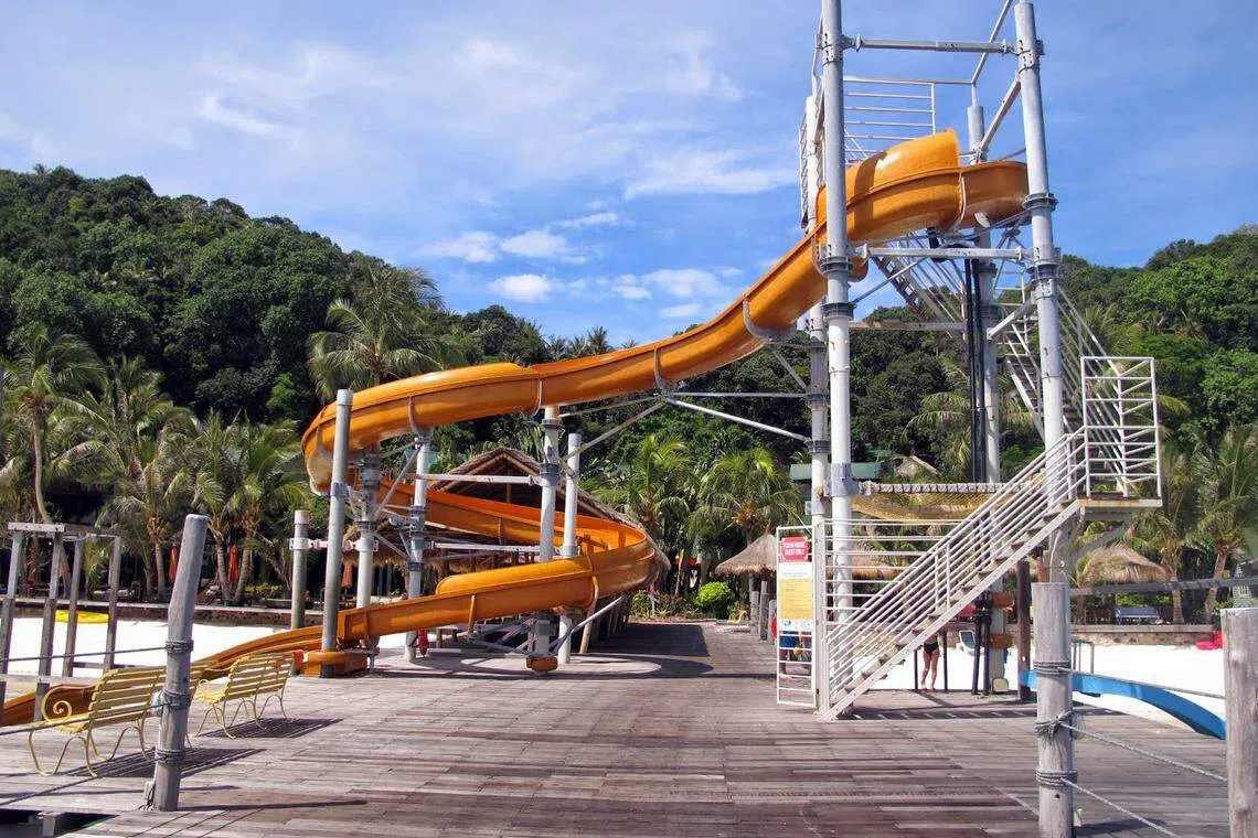 10米高的滑水道供旅客免费玩乐，退潮期水位太低则不开放使用。（陈默汎摄）