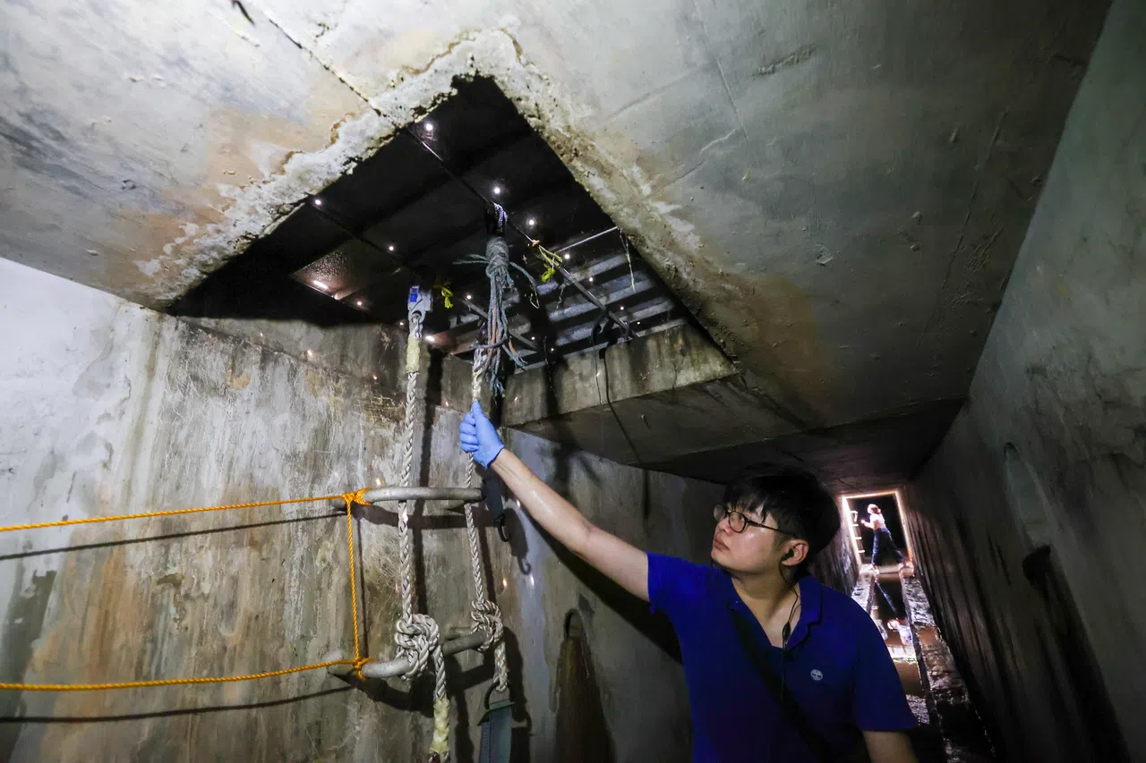 非法移民从下水道内在孔盖上安装铁钩，以防有人从路面打开孔盖。（陈斌勤摄）