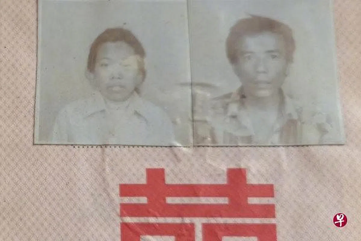 前《凤凰周刊》记者部主任邓飞本月15日发微博称，收到网友发来的一张以杨某侠名字与董某民在1998年8月登记的结婚证照片。证件上的女子相貌和年龄与“八孩母亲”存在差异。（微博）