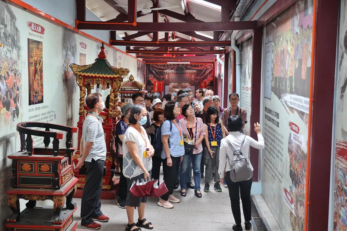参与者到访的柔佛古庙拥有超过150年历史，庙内供奉五尊由五个籍贯的人士信奉的神明，分别是潮州、海南、广东、福建和客家。古庙的设计带有浓厚的潮州建筑风格。（唐家鸿摄）