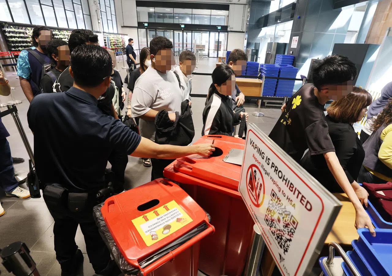 关卡人员加强执法，呼吁公众主动交出电子烟。（邬福梁摄）