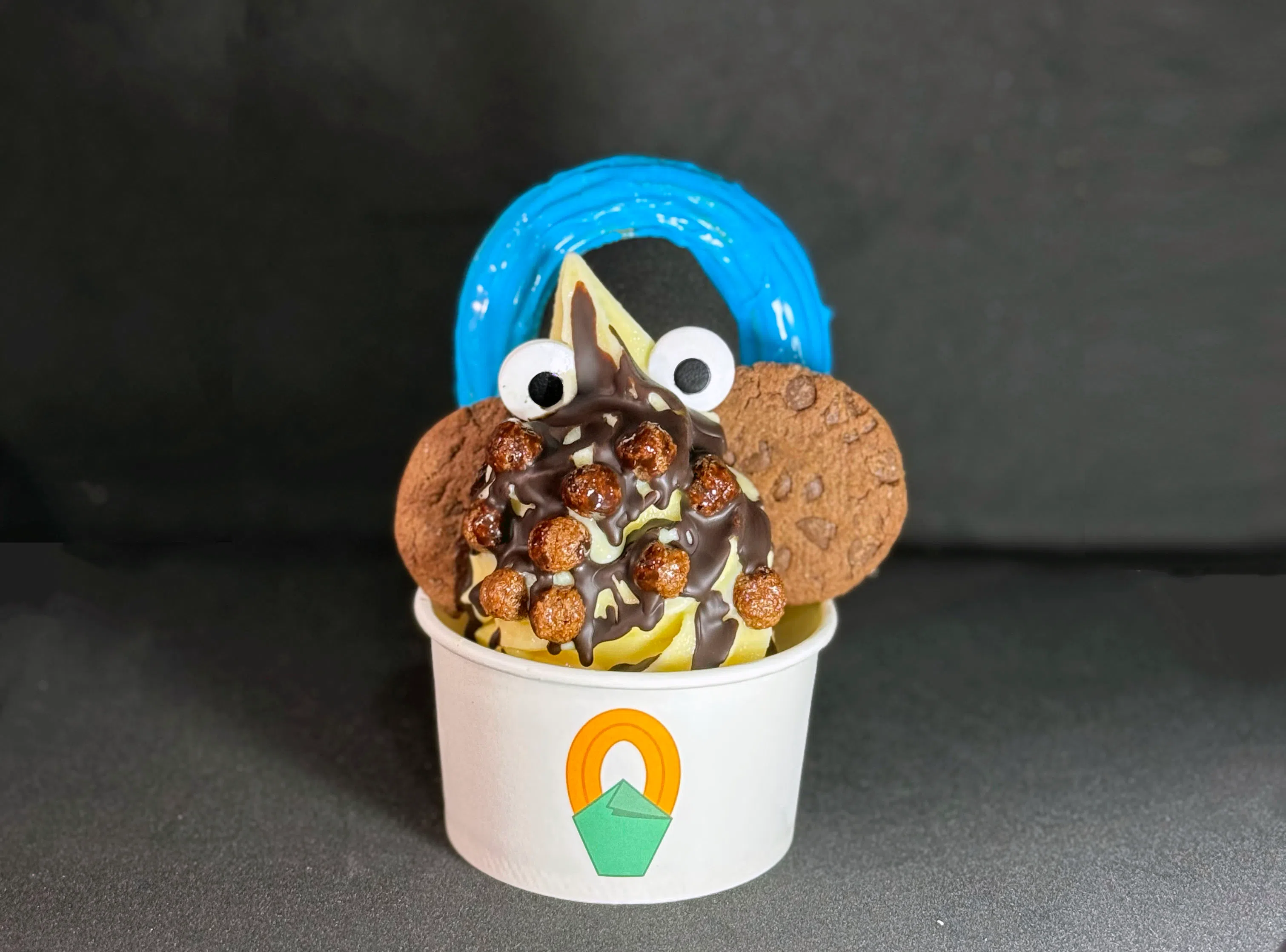 “Cookie Monster ”圣代的造型灵感来自饼干怪兽。（品牌提供）