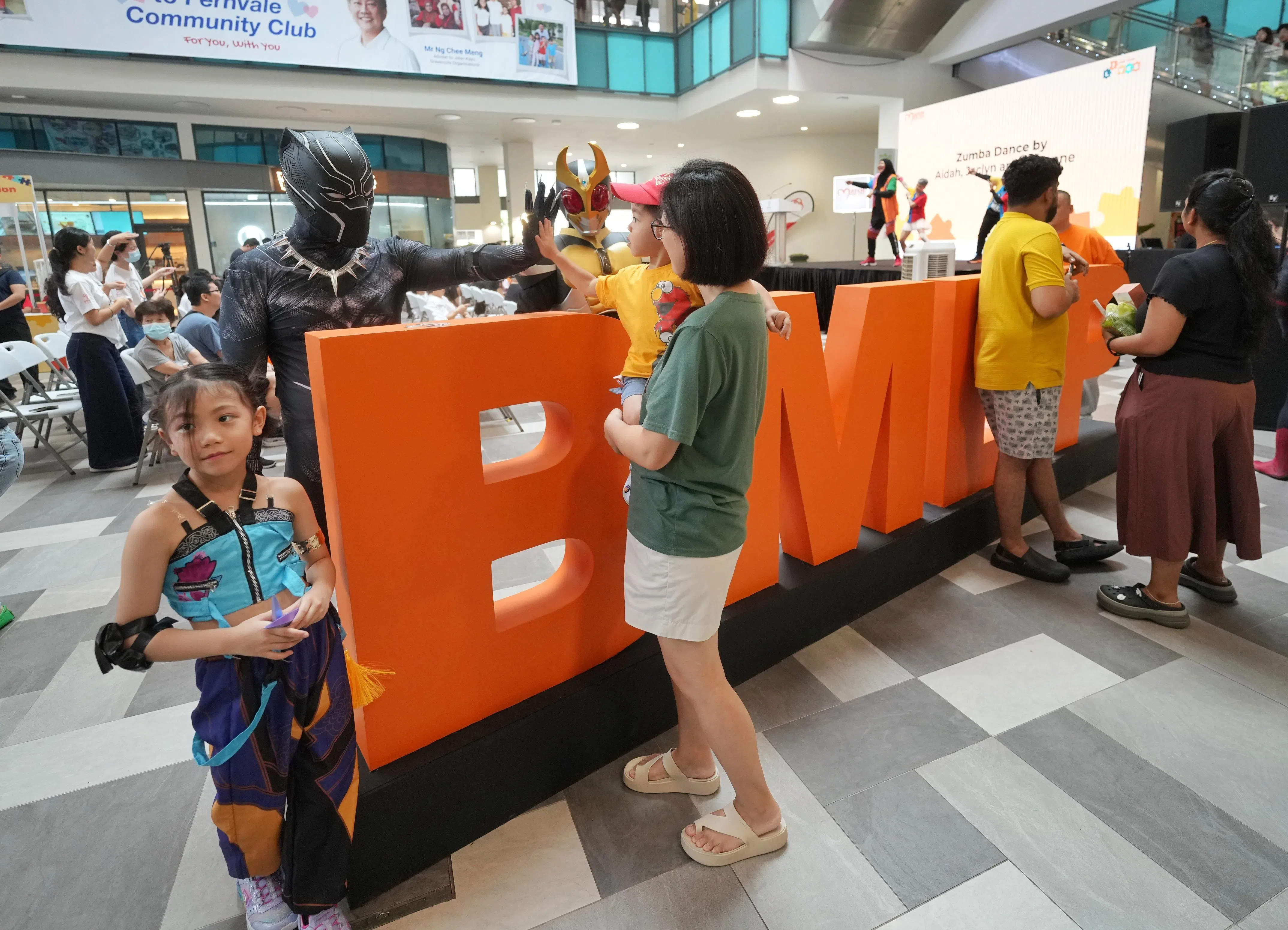 角色扮演组织“Pause for a Cause”的义工装扮成假面骑士、黑豹和其他漫威英雄，宣传骨髓捐赠计划。现场也设有游戏区和展示板。（谢智扬摄）