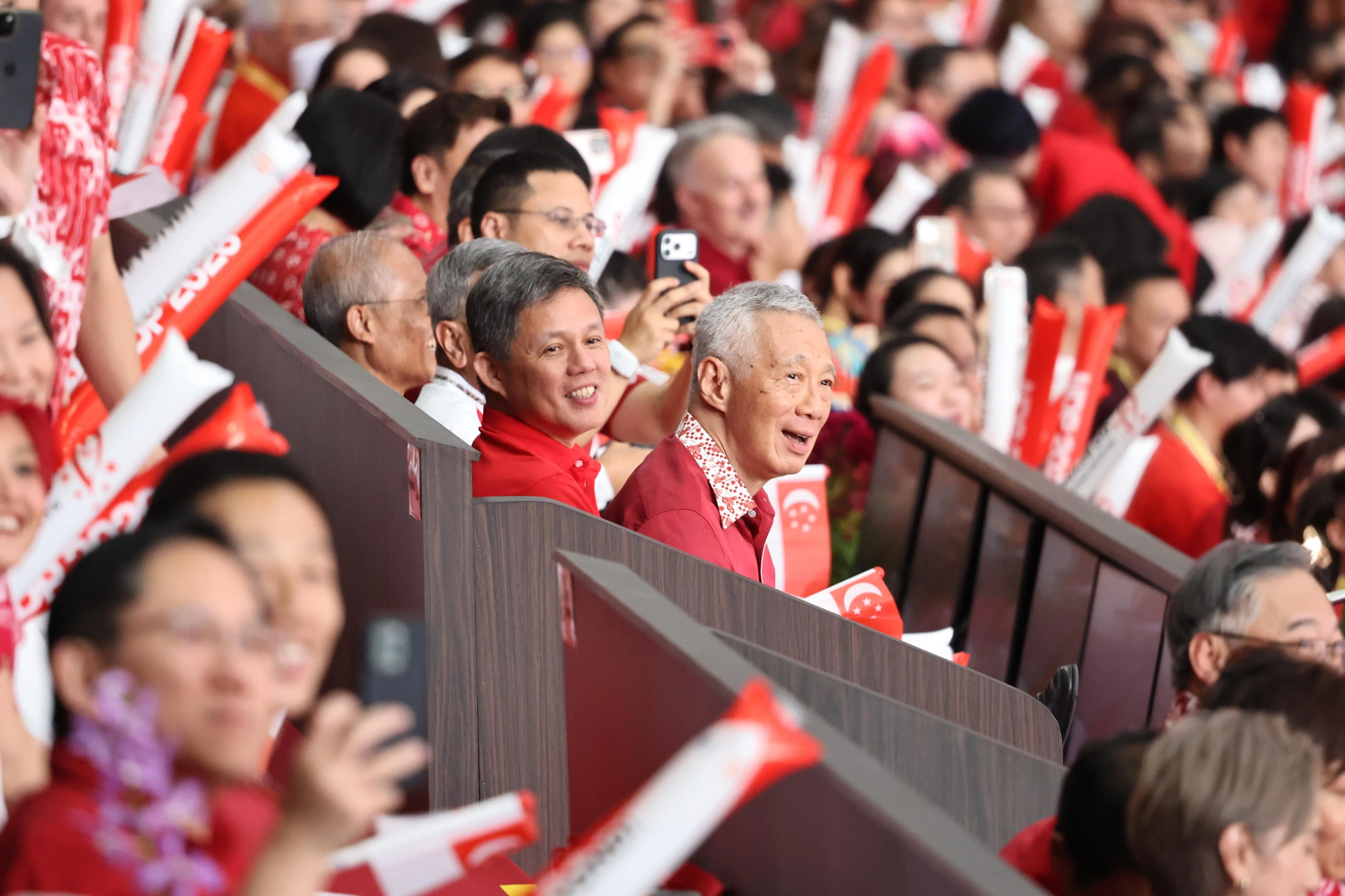 国务资政李显龙的座位在贵宾席左侧，坐在他左手边的依次是公共服务统筹部长兼国防部长陈振声和外交部长维文医生。（周国威摄）