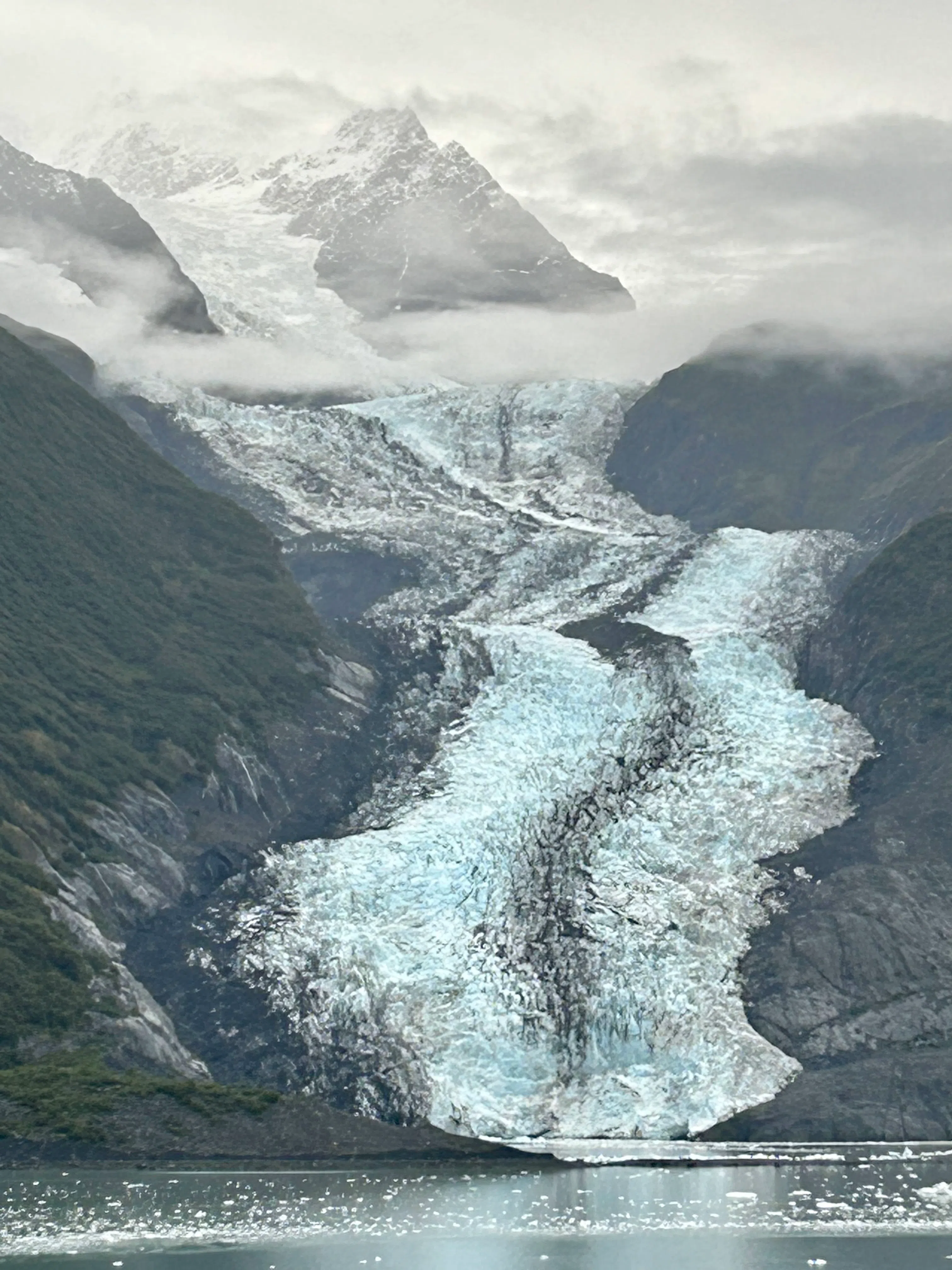 学院峡湾的冰川一景，如同一幅水墨山水画。（黄佩卿摄）