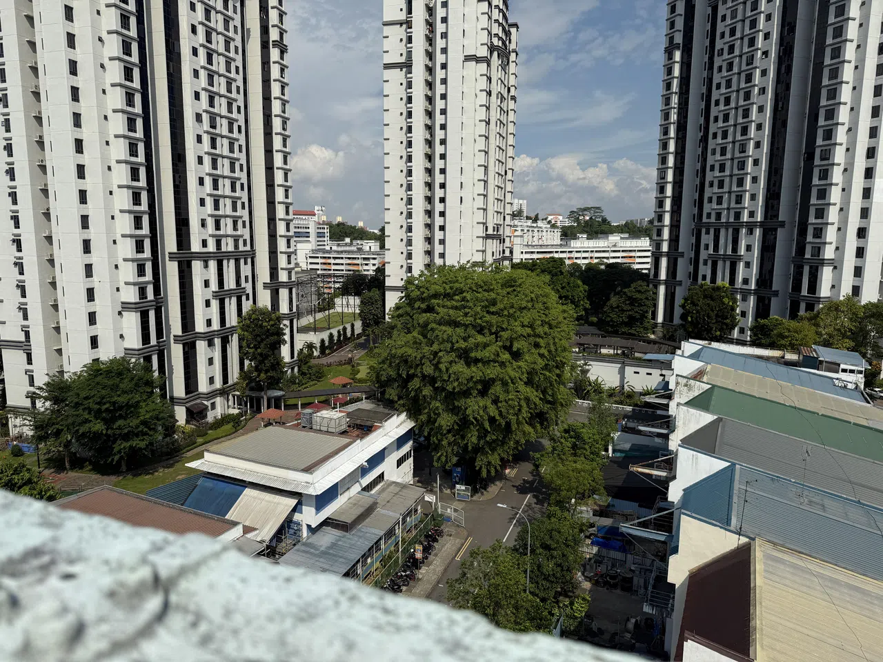 在Coexist Coffee Co的户外用餐区能鸟瞰街道景色。（陈映蓁摄）