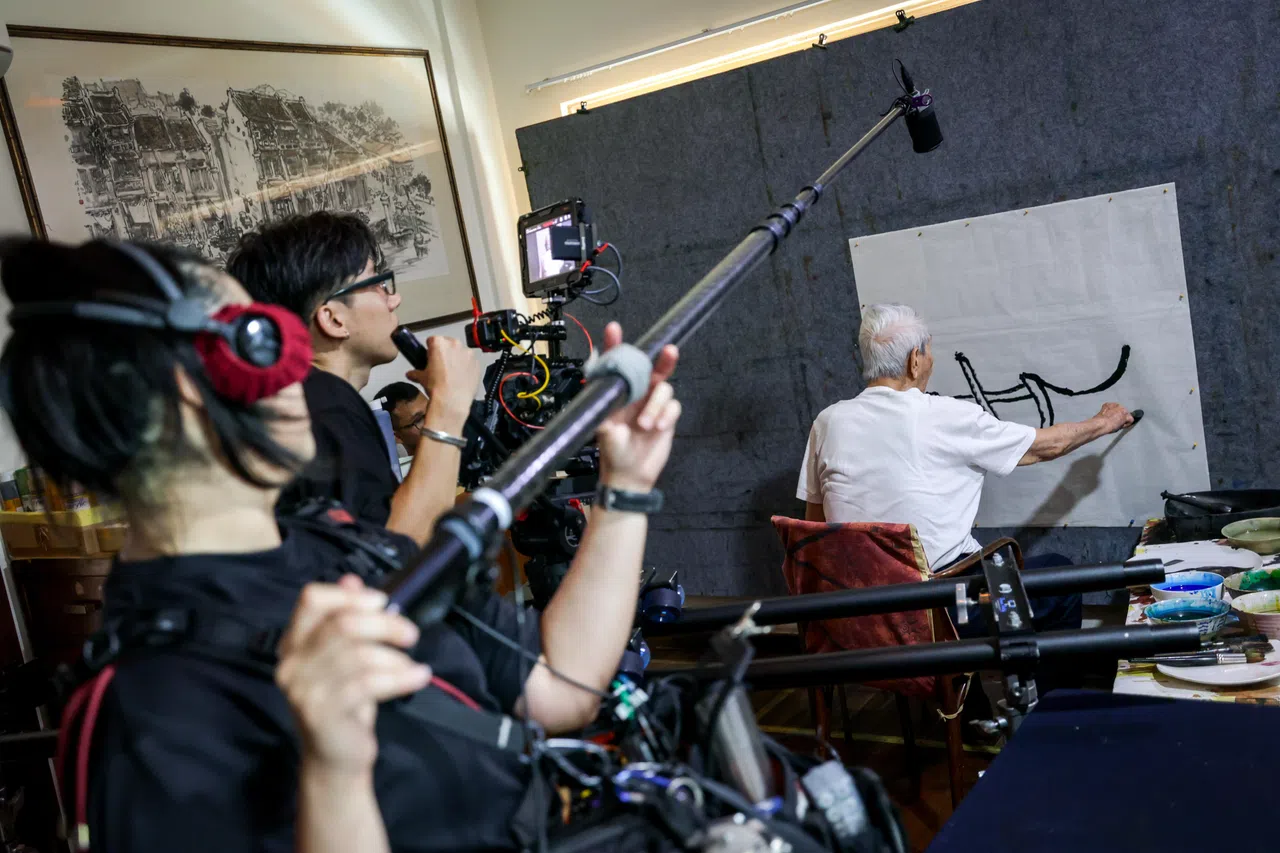 线条是林子平画作的灵魂。他现场绘画的驳船图亦是从这一笔一笔的线条开始。（叶振忠摄）