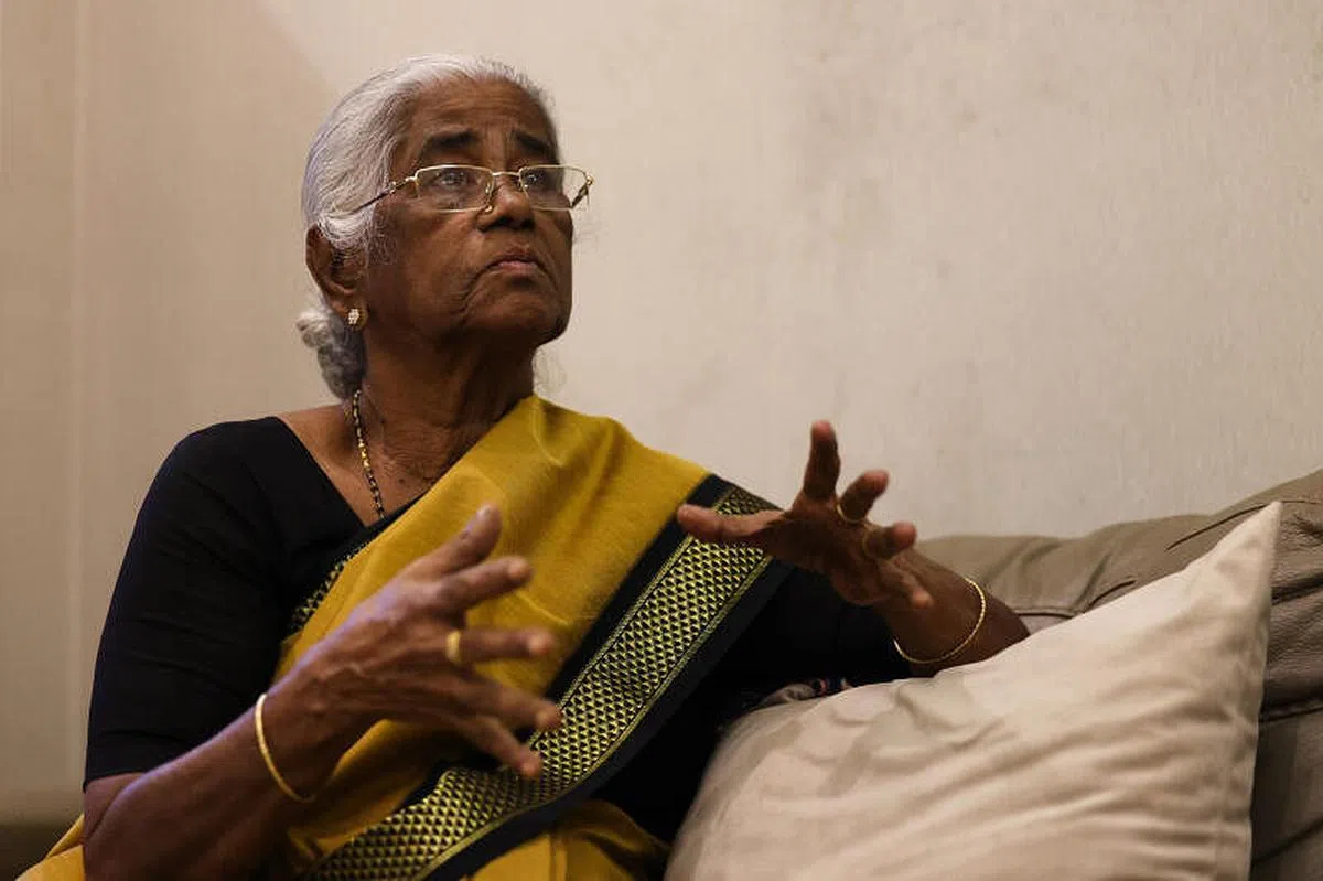 瓦桑塔说，当私召车驶入公寓人行道时，已意识到不妥，还曾出言提醒司机前方有个游泳池，但司机却误以为那是雨天造成的水洼，吓到她拿着背包开车门跳下车。（蔡家增摄）