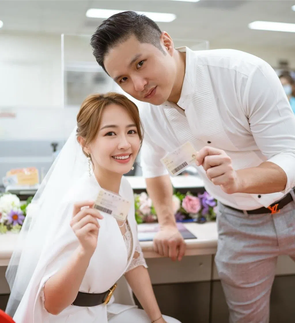 赖薇如（左）与邱乐伟结为夫妇。（互联网）