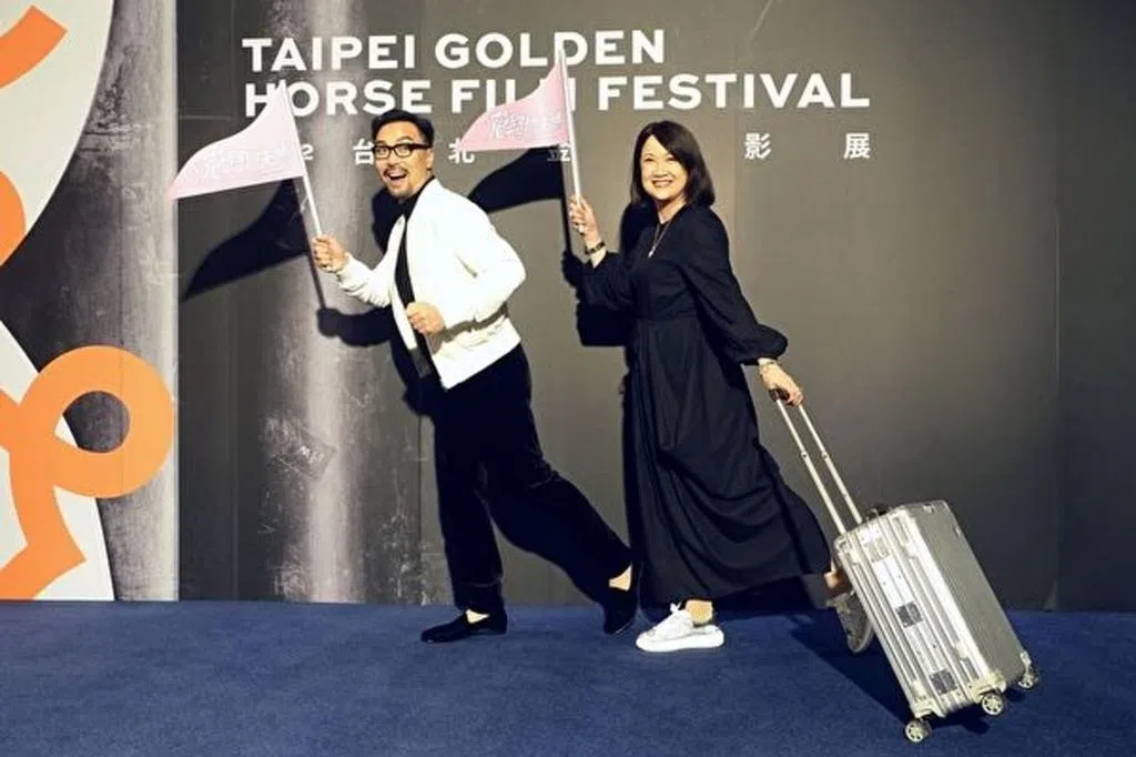 洪慧芳拖着行李箱现身金马影展 何书铭参加大妈团取经：一次就够了 | 联合早报