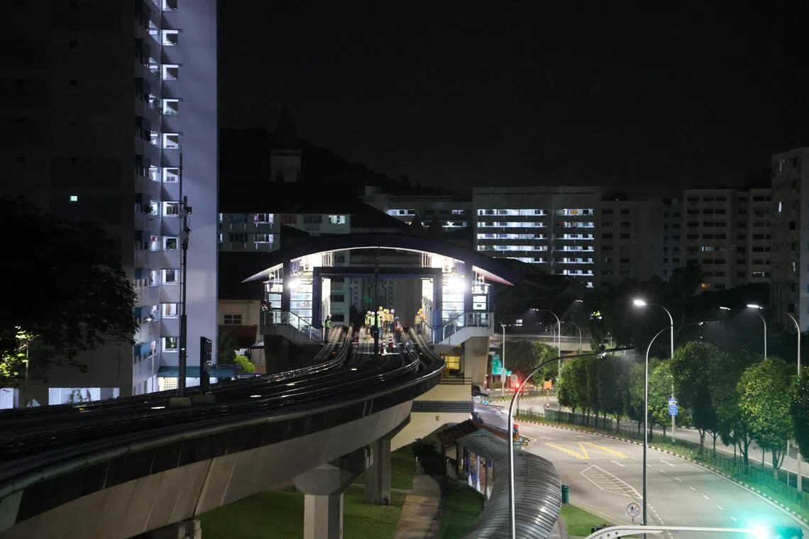 万籁俱寂的夜晚，工作人员赶工更换供电轨，确保工程跟上进度。（唐家鸿摄）