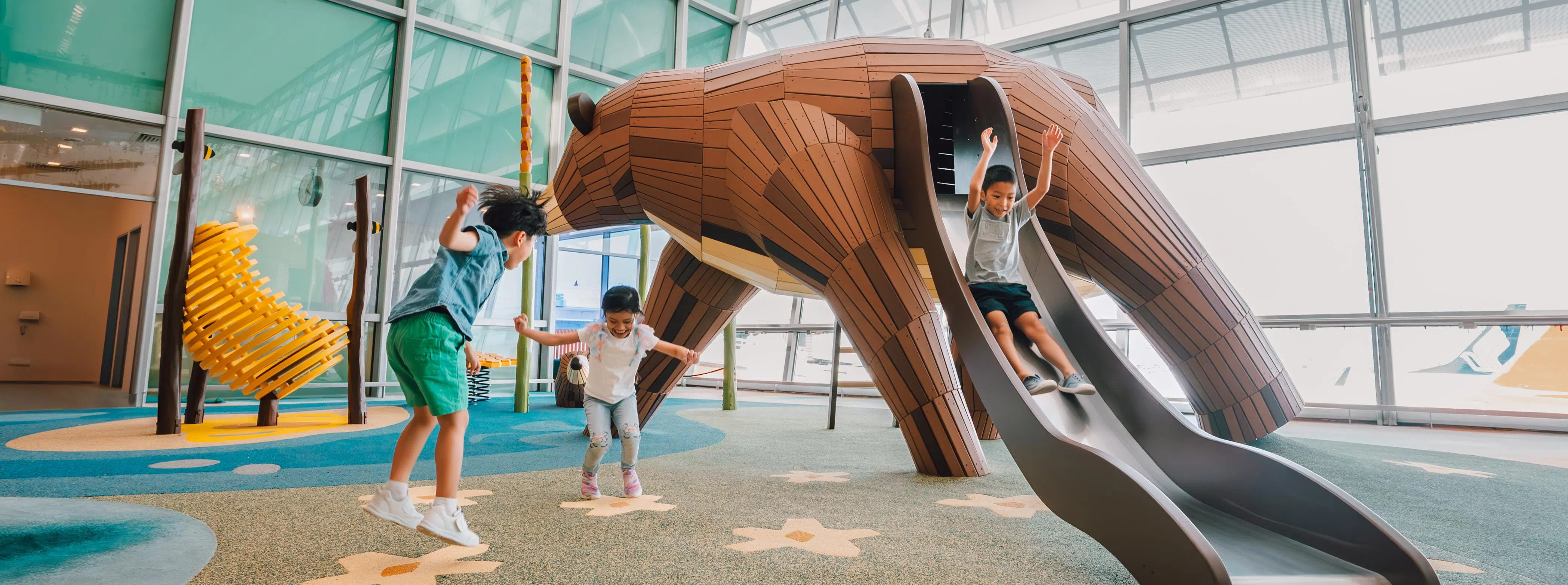 
T2翻新后增添了新设施，包括两个熊熊游乐场，让小朋友在等候班机时也能尽情玩乐。（樟宜机场集团提供）