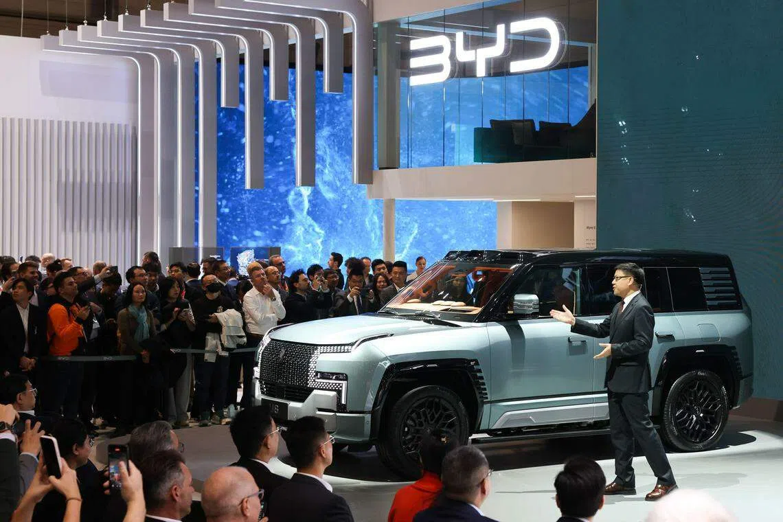 比亚迪欧洲汽车销售事业部总经理舒酉星星期一（2月26日）在瑞士日内瓦举行的日内瓦国际车展开幕式上，展示一辆比亚迪仰望U8运动型多用途车（SUV）。（彭博社）